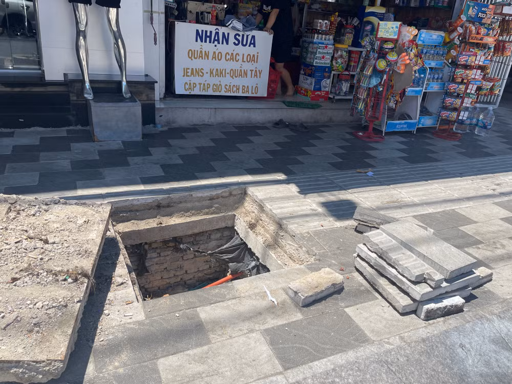 Những hố ga rất sâu nhưng không có rào chắn, biển cảnh báo. Những hố ga rất sâu nhưng không có rào chắn, biển cảnh báo.