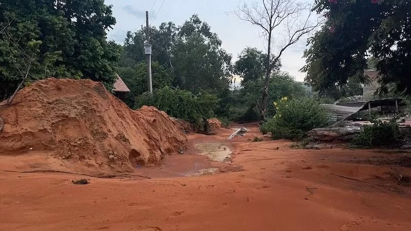 Lũ cát đỏ lại xuất hiện tại Bình Thuận, một người bị cuốn trôi hơn 300m ảnh 1 Lũ cát đỏ lại xuất hiện tại Bình Thuận, một người bị cuốn trôi hơn 300m ảnh 1