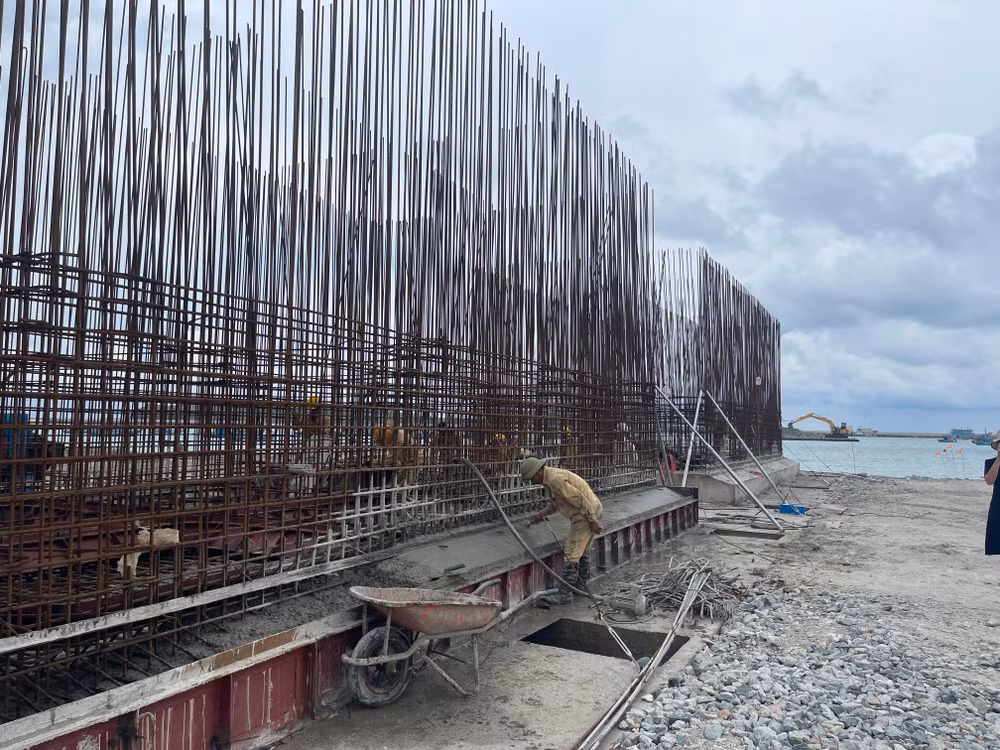 Tận dụng thời tiết thuận lợi, công nhân thi công 24/24 để bảo đảm tiến độ.