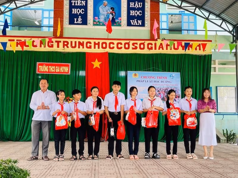 Một số em học sinh tại trường trung học cơ sở Gia Huynh, huyện Tánh Linh.