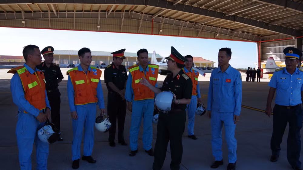 Đồng chí Trung tướng Phạm Trường Sơn, Phó Tổng Tham mưu trưởng Quân đội nhân dân Việt Nam kiểm tra chất lượng mũ bay của phi công. Đồng chí Trung tướng Phạm Trường Sơn, Phó Tổng Tham mưu trưởng Quân đội nhân dân Việt Nam kiểm tra chất lượng mũ bay của phi công.