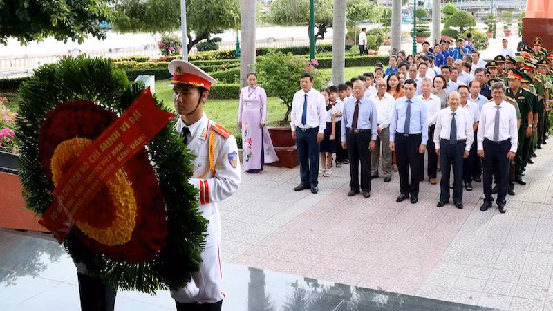 Các lãnh đạo dâng hoa tại Bảo tàng Hồ Chí Minh, Chi nhánh Bình Thuận.