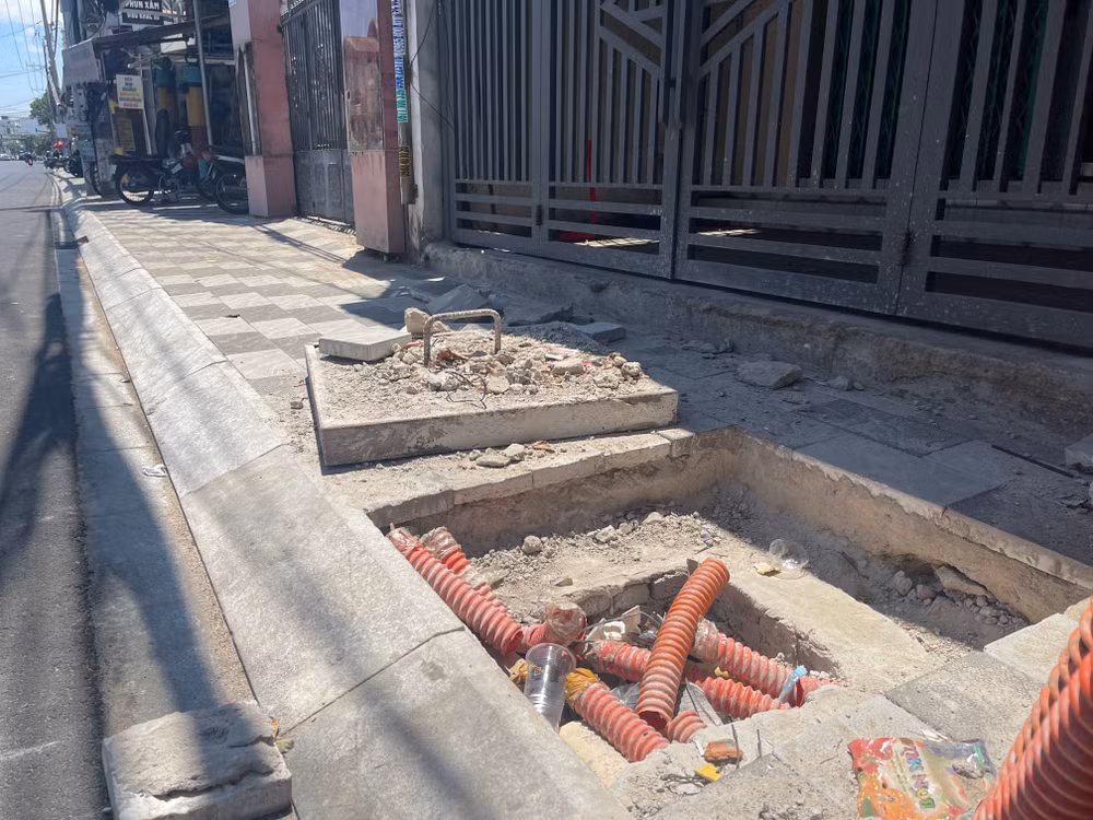 Vỉa hè đường Thủ Khoa Huân ngay góc ngã tư Lê Duẩn mới hoàn thiện nhưng lại được xới tung lên. Vỉa hè đường Thủ Khoa Huân ngay góc ngã tư Lê Duẩn mới hoàn thiện nhưng lại được xới tung lên.