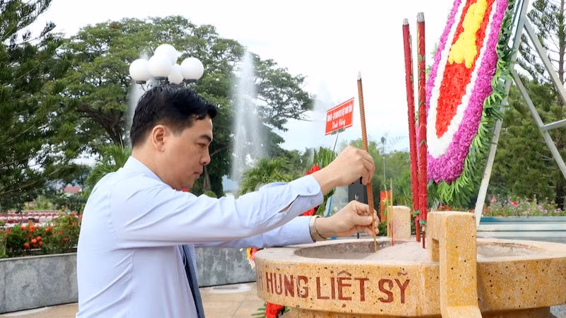 Đồng chí Nguyễn Hoài Anh, Bí thư Tỉnh ủy thắp nhang tại Nghĩa trang liệt sĩ tỉnh.
