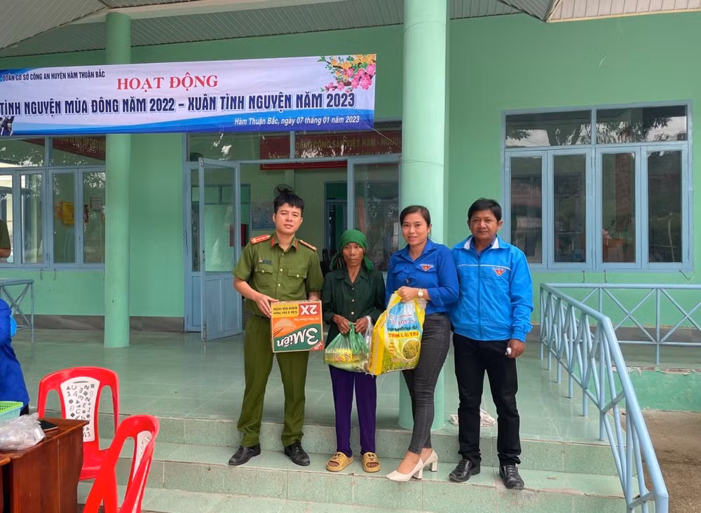 Thiếu tá Nguyễn Thanh Hùng, Phó Đội trưởng Đội Cảnh sát điều tra, kiêm Bí thư đoàn cơ sở của Công an huyện Hàm Thuận Bắc trao tặng quà cho người dân có hoàn cảnh khó khăn.