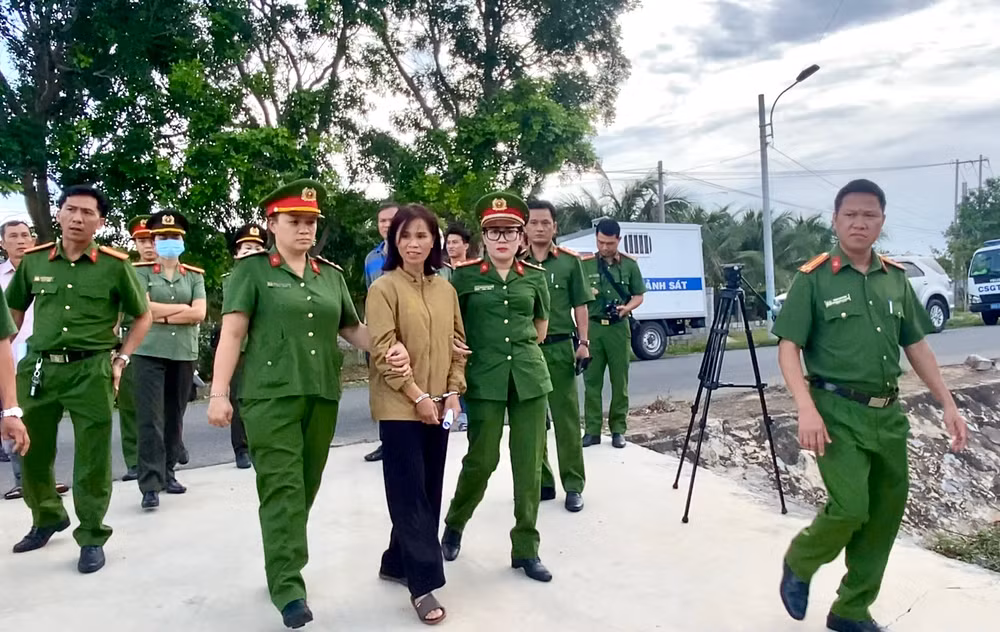Công an khám xét nhà các bị can trong vụ người phụ nữ tố gia đình nhà chồng cũ đánh, giam giữ trong nhà.