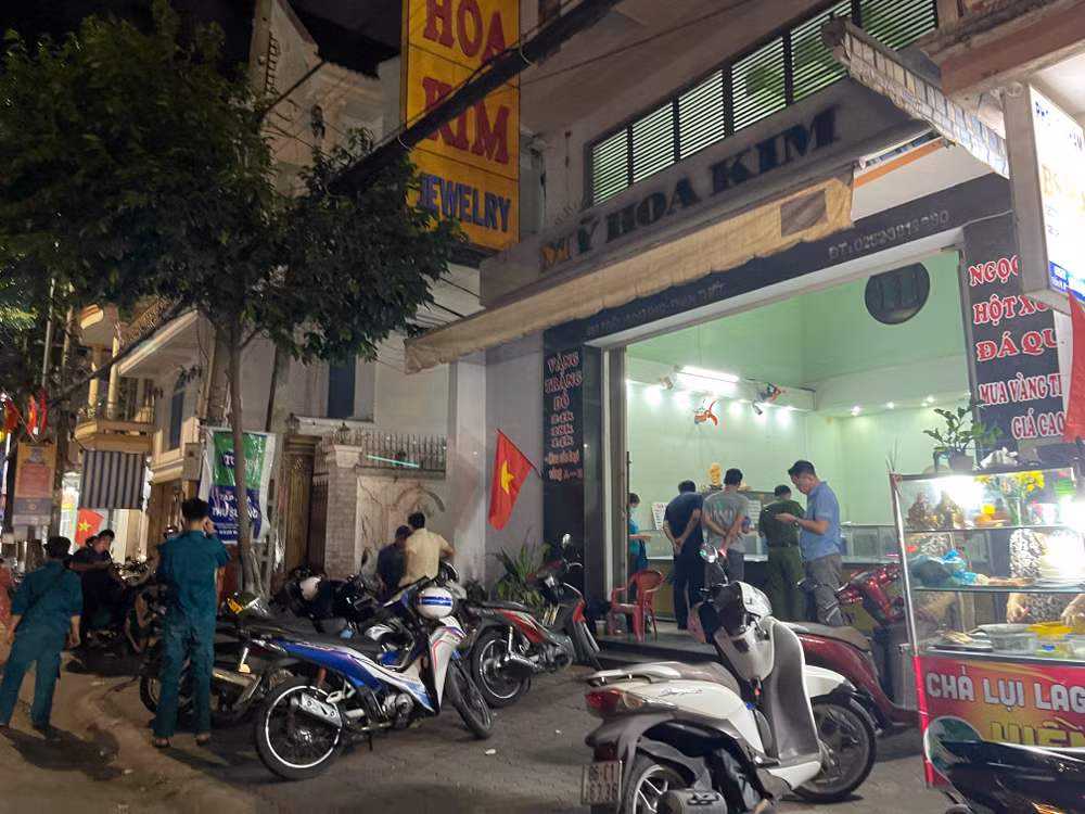 Đến tối cùng ngày, công an vẫn đang tiếp tục khám nghiệm hiện trường Đến tối cùng ngày, công an vẫn đang tiếp tục khám nghiệm hiện trường