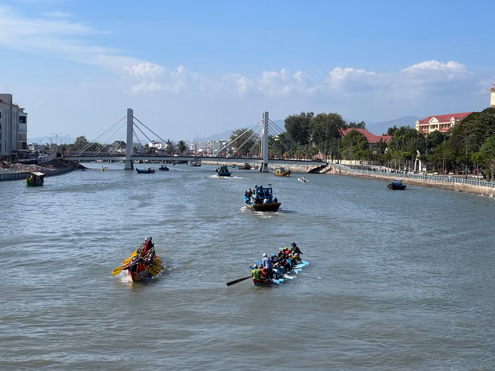 Các thuyền đang tập luyện trước ngày thi đấu vào mùng 2 Tết. Các thuyền đang tập luyện trước ngày thi đấu vào mùng 2 Tết.