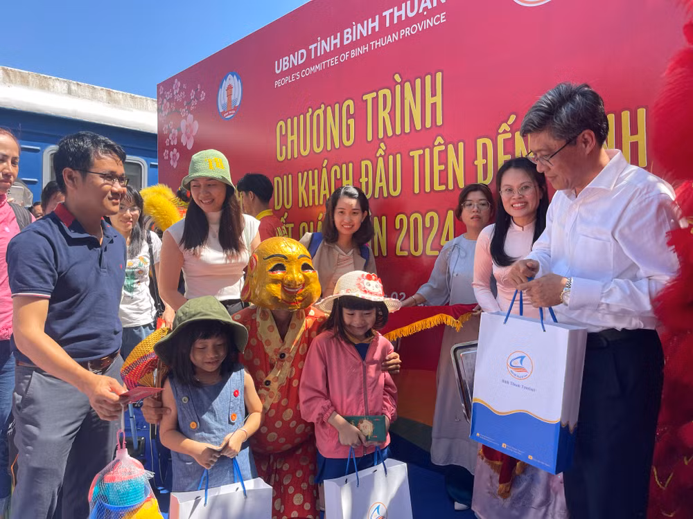 Các du khách được tặng quà, lì xì khi vừa xuống tàu.
