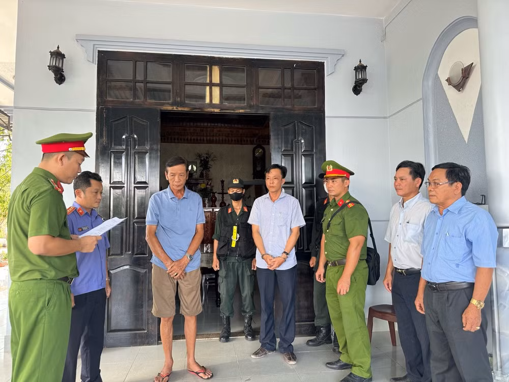 Công an thi hành lệnh bắt tạm giam hai bị can Nguyễn Ngọc Châu và Trần Viết Quý. Công an thi hành lệnh bắt tạm giam hai bị can Nguyễn Ngọc Châu và Trần Viết Quý.