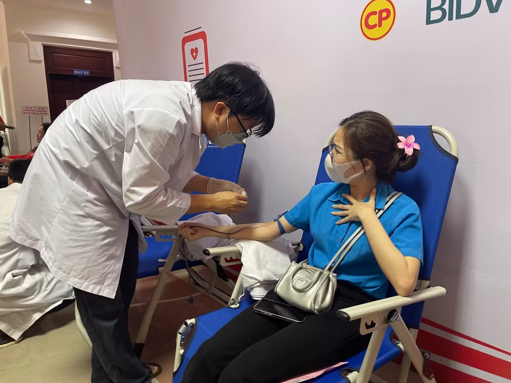 Công đoàn viên chức tham gia hiến máu. Công đoàn viên chức tham gia hiến máu.