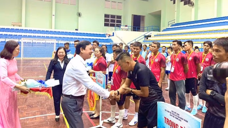 Trao tặng hoa cho các trọng tài. Trao tặng hoa cho các trọng tài.