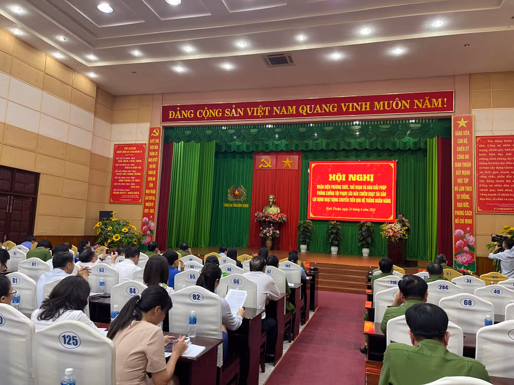 Nhiều ngân hàng, công an tham dự hội nghị