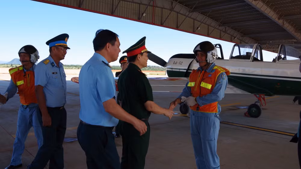 Đồng chí Trung tướng Phạm Trường Sơn, Phó Tổng Tham mưu trưởng Quân đội nhân dân Việt Nam chúc mừng các phi công hoàn thành bài bay. Đồng chí Trung tướng Phạm Trường Sơn, Phó Tổng Tham mưu trưởng Quân đội nhân dân Việt Nam chúc mừng các phi công hoàn thành bài bay.