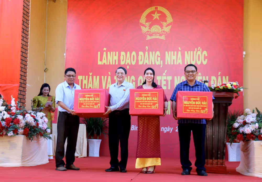 Phó Chủ tịch Quốc hội Nguyễn Đức Hải tặng quà cho xã thuần đồng bào dân tộc thiểu số tại huyện Bắc Bình.