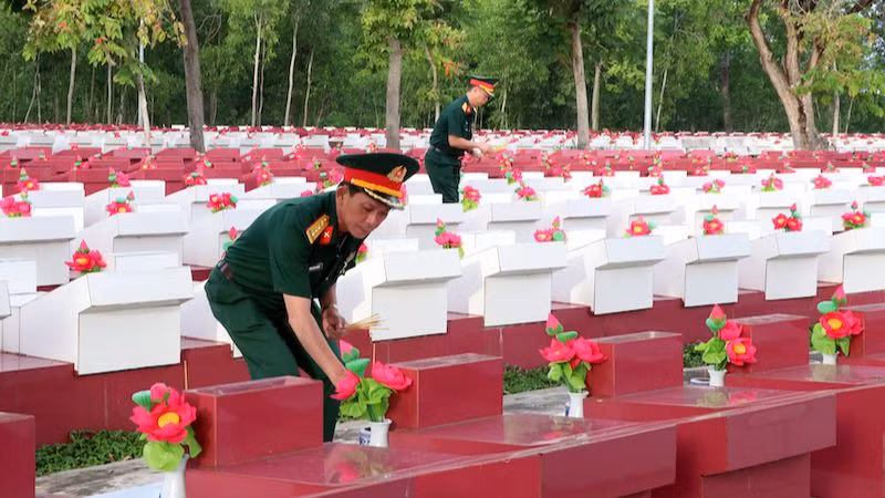 Các lãnh đạo thắp nhang tại Nghĩa trang liệt sĩ.