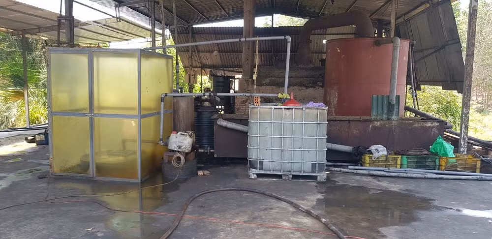 Hiện trường khu xưởng tái chế nhớt thải. Hiện trường khu xưởng tái chế nhớt thải.