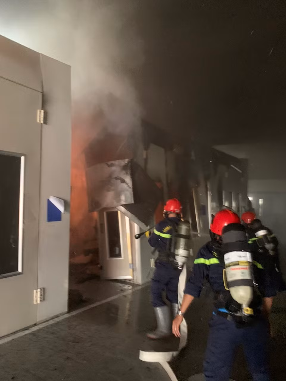 Lực lượng công an đang chữa cháy. Lực lượng công an đang chữa cháy.