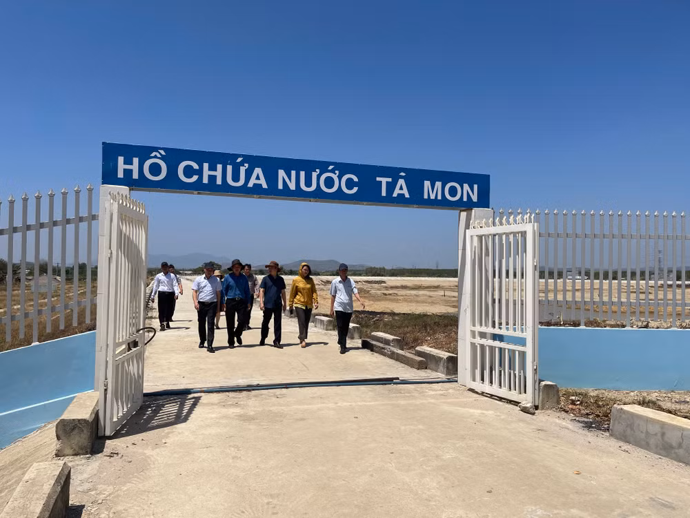 Cục Thủy lợi (Bộ Nông nghiệp và Phát triển nông thôn) khảo sát hồ Tà Mon vào ngày 22/3.