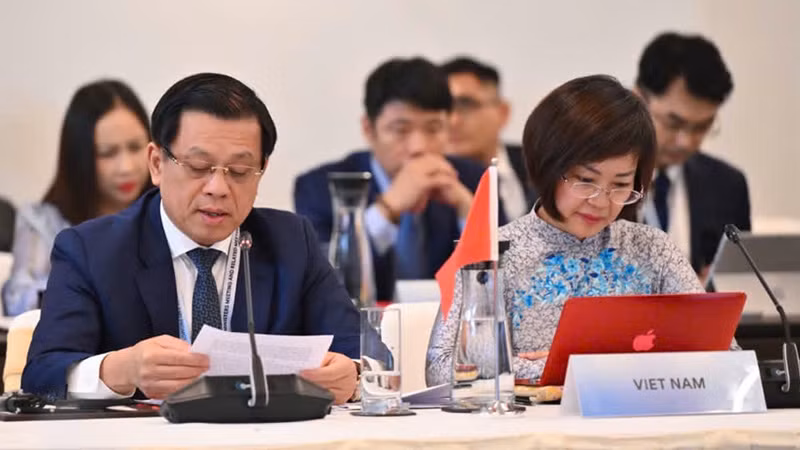 Thứ trưởng Lao động, Thương binh và Xã hội Nguyễn Bá Hoan (trái) phát biểu tại Hội nghị ALMM-28. (Ảnh Molisa)