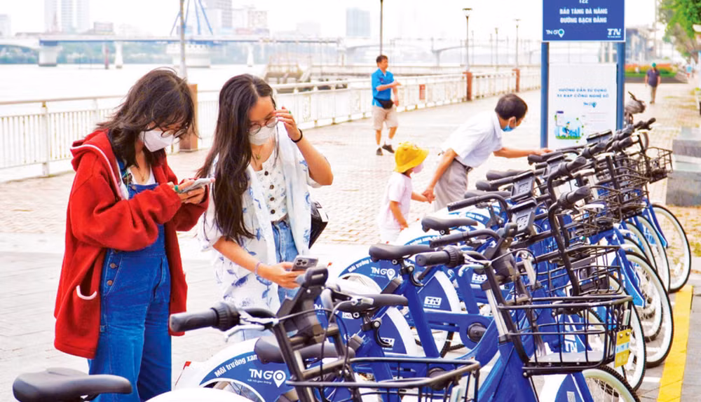 Cùng đạp xe trên phố. Cùng đạp xe trên phố.