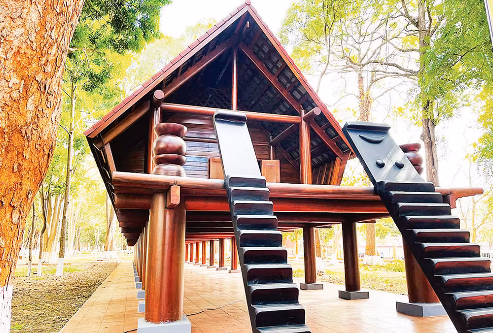 Nhà dài truyền thống người Ê Đê được tỉnh Đắk Lắk đầu tư xây dựng nhằm bảo tồn văn hóa truyền thống dân tộc trong khuôn viên di tích Biệt điện Bảo Đại, phường Tân Tiến, thành phố Buôn Ma Thuột.