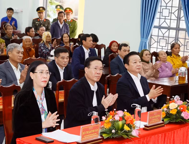Chủ tịch nước Võ Văn Thưởng thăm xã nông thôn mới Bình Thuận, huyện Bình Sơn, tỉnh Quảng Ngãi. Chủ tịch nước Võ Văn Thưởng thăm xã nông thôn mới Bình Thuận, huyện Bình Sơn, tỉnh Quảng Ngãi.