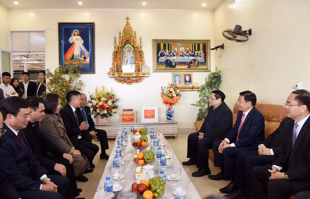 Thủ tướng Phạm Minh Chính thăm một gia đình Công giáo ở Bắc Giang. Thủ tướng Phạm Minh Chính thăm một gia đình Công giáo ở Bắc Giang.