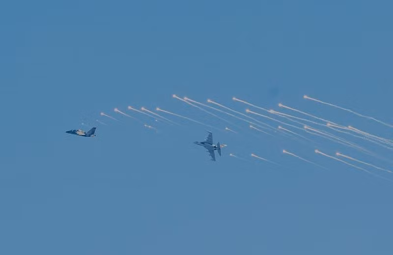 Máy bay Su-30MK2 tham gia diễn tập.