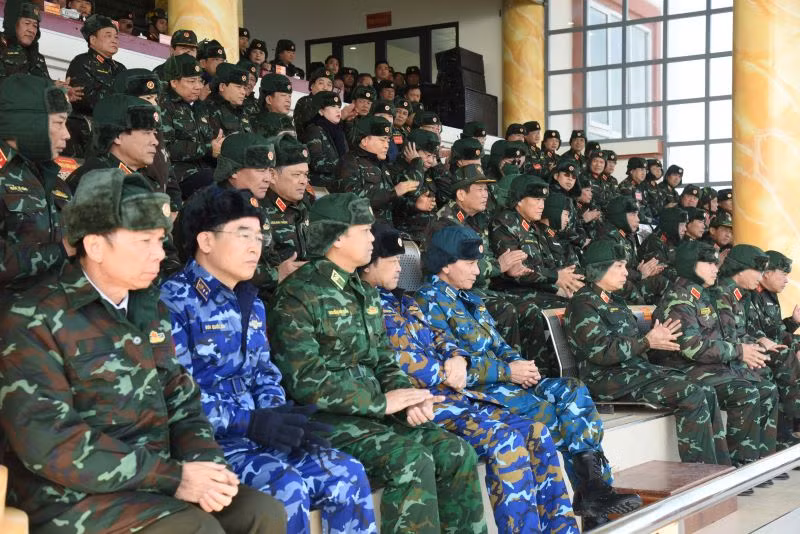 Đại diện lãnh đạo các quân binh chủng tham dự buổi quan sát buổi diễn tập.