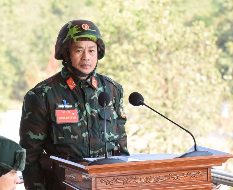 Đại diện lãnh đạo Quân đoàn 12 trình bày báo cáo về buổi diễn tập bắn đạn thật năm 2023.