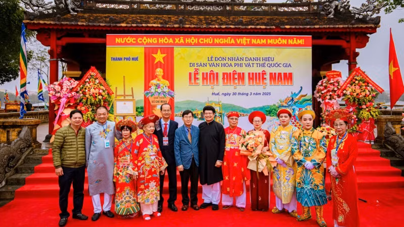 Lãnh đạo Cục di sản văn hóa và các Sở, ban, ngành chụp ảnh lưu niệm tại Lễ đón nhận danh hiệu Di sản văn hóa phi vật thể quốc gia “Lễ hội Điện Huệ Nam”.