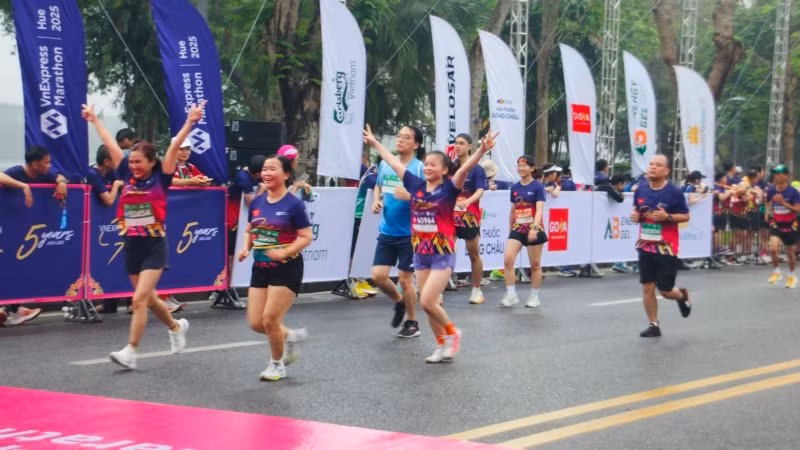 Sôi động Giải VnExpress Marathon Huế 2025 ảnh 23