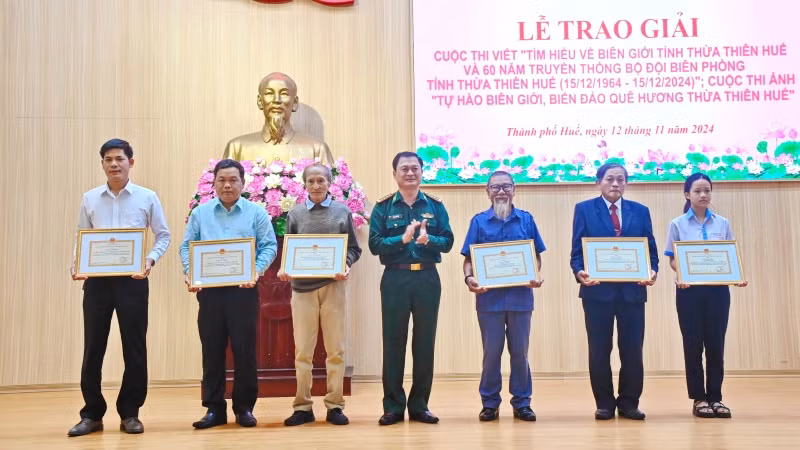 Đại tá Phạm Tùng Lâm, Bí thư Đảng ủy, Chính ủy Bộ đội Biên phòng tỉnh tặng Giấy khen của Bộ Chỉ huy Bộ đội Biên phòng tỉnh cho các tổ chức, đơn vị có nhiều bài tham gia dự thi và người lớn tuổi nhất, nhỏ tuổi nhất tham gia các cuộc thi. (Ảnh: Ngọc Bình) Đại tá Phạm Tùng Lâm, Bí thư Đảng ủy, Chính ủy Bộ đội Biên phòng tỉnh tặng Giấy khen của Bộ Chỉ huy Bộ đội Biên phòng tỉnh cho các tổ chức, đơn vị có nhiều bài tham gia dự thi và người lớn tuổi nhất, nhỏ tuổi nhất tham gia các cuộc thi. (Ảnh: Ngọc Bình)