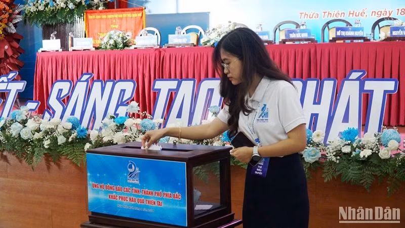 Đại hội Hội Liên hiệp Thanh niên Việt Nam tỉnh Thừa Thiên Huế không nhận hoa, hướng về đồng bào bị thiệt hại do thiên tai tại các tỉnh miền bắc. Đại hội Hội Liên hiệp Thanh niên Việt Nam tỉnh Thừa Thiên Huế không nhận hoa, hướng về đồng bào bị thiệt hại do thiên tai tại các tỉnh miền bắc.