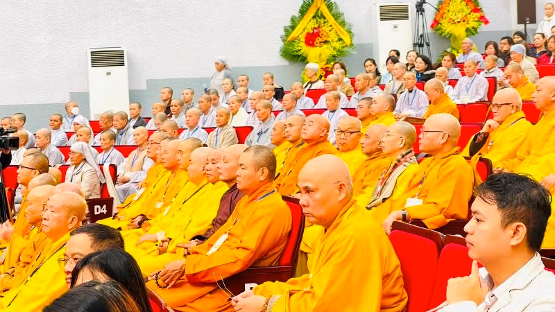 Đông đảo chư tăng cùng các các nhà nghiên cứu, học giả và phật tử các giới ở trong và ngoài nước tham dự tại hội thảo.