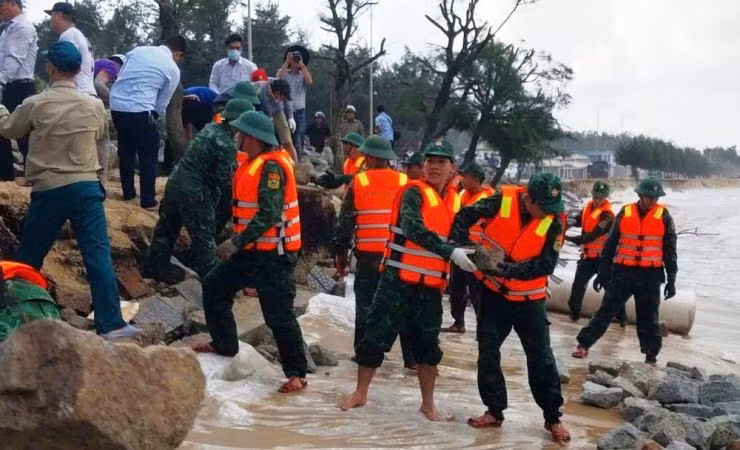 Các lực lượng biên phòng cùng dân quân được huy động để chống sạt lở bờ biển khẩn cấp ở xã Phú Thuận. (Ảnh: AP) Các lực lượng biên phòng cùng dân quân được huy động để chống sạt lở bờ biển khẩn cấp ở xã Phú Thuận. (Ảnh: AP)