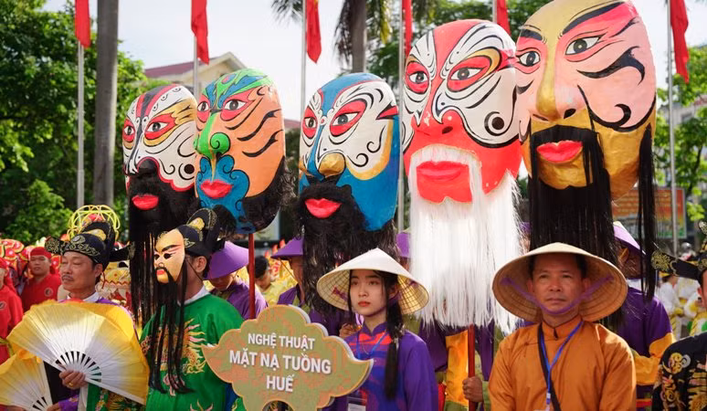 Một trong những điểm nhấn của các kỳ Festival Huế là hoạt động biểu diễn nghệ thuật trên đường phố, đó là Lễ hội đường phố, luôn được người dân mong chờ. Một trong những điểm nhấn của các kỳ Festival Huế là hoạt động biểu diễn nghệ thuật trên đường phố, đó là Lễ hội đường phố, luôn được người dân mong chờ.