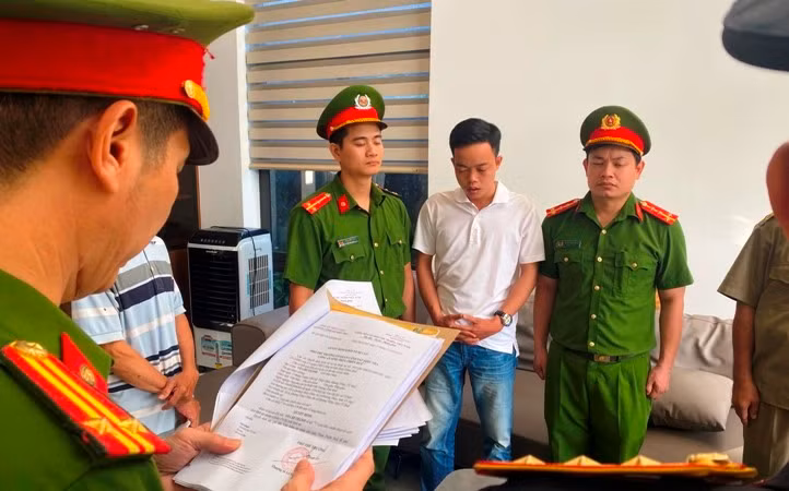 Cơ quan điều tra tống đạt quyết định khởi tố bị can, bắt tạm giam đối với Võ Chí Thành. (Ảnh: Mạnh Hùng) Cơ quan điều tra tống đạt quyết định khởi tố bị can, bắt tạm giam đối với Võ Chí Thành. (Ảnh: Mạnh Hùng)