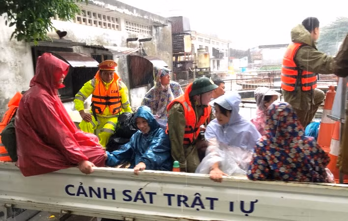 Lực lượng Công an tỉnh Thừa Thiên Huế cũng đã khẩn trương hỗ trợ người dân di dời người, tài sản… đến nơi an toàn. Lực lượng Công an tỉnh Thừa Thiên Huế cũng đã khẩn trương hỗ trợ người dân di dời người, tài sản… đến nơi an toàn.