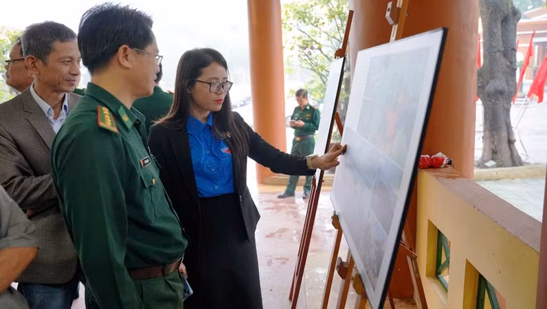 Lãnh đạo các ban, ngành và Bộ đội Biên phòng tham quan gian trưng bày triển lãm các tác phẩm xuất sắc tham 2 cuộc thi. Lãnh đạo các ban, ngành và Bộ đội Biên phòng tham quan gian trưng bày triển lãm các tác phẩm xuất sắc tham 2 cuộc thi.