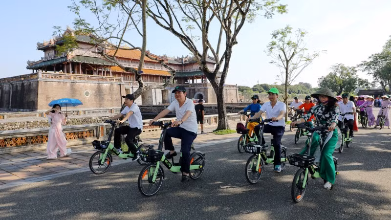 Thông điệp “Huế-Tiên phong phát triển du lịch di sản xanh và Thành phố xe đạp” thông qua hoạt động diễu hành bằng xe đạp điện GCOO đi qua Đại Nội Huế. (Ảnh: X.ĐẠT)