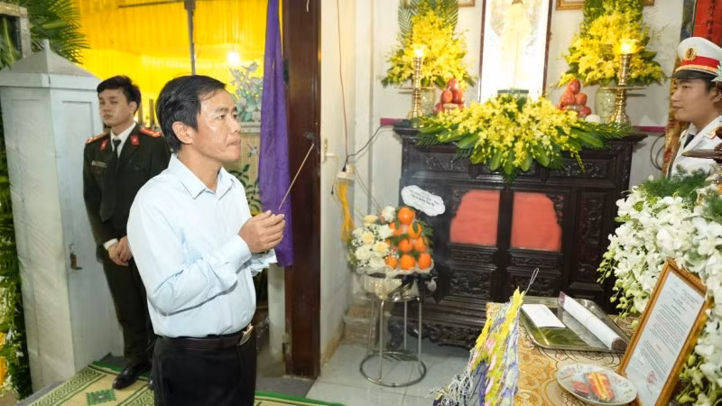 Chủ tịch Ủy ban nhân dân tỉnh Nguyễn Văn Phương đến viếng và động viên gia đình đồng chí Trần Duy Hùng.
