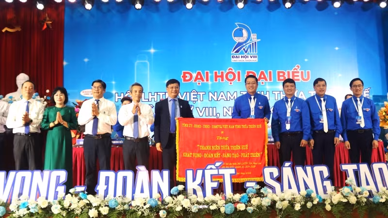 Tỉnh ủy, Hội đồng nhân dân, Ủy ban nhân dân, Ủy ban Mặt trận Tổ quốc Việt Nam tặng Đại hội Bức trướng với nội dung: “ Thanh niên Thừa Thiên Huế Khát vọng - Đoàn kết - Sáng tạo - Phát triển”. Tỉnh ủy, Hội đồng nhân dân, Ủy ban nhân dân, Ủy ban Mặt trận Tổ quốc Việt Nam tặng Đại hội Bức trướng với nội dung: “ Thanh niên Thừa Thiên Huế Khát vọng - Đoàn kết - Sáng tạo - Phát triển”.