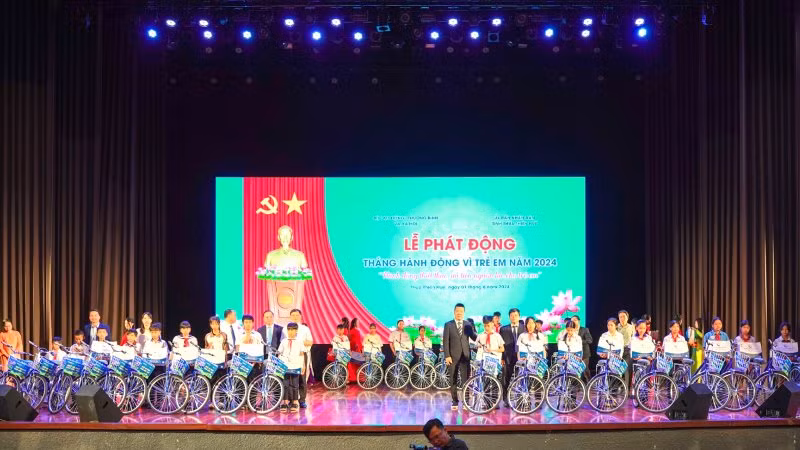 Trao tặng xe đạp cho trẻ em có hoàn cảnh đặc biệt tại lễ phát động Tháng hành động vì trẻ em năm 2024.