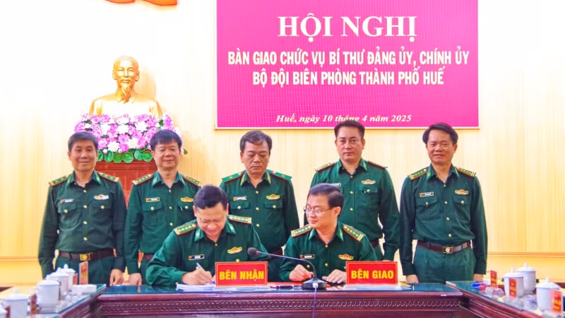 Ký biên bản bàn giao chức vụ Bí thư Đảng ủy Bộ đội Biên phòng thành phố Huế.