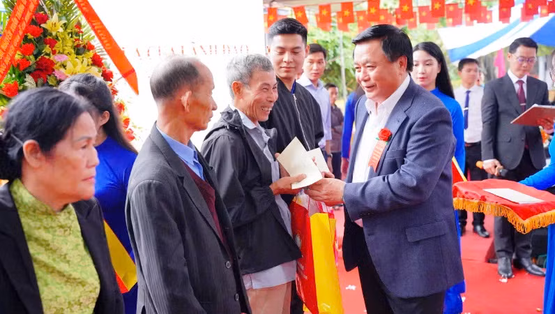 Đồng chí Nguyễn Xuân Thắng tặng quà các hộ nghèo, hộ có hoàn cảnh khó khăn trên địa bàn phường Kim Long.