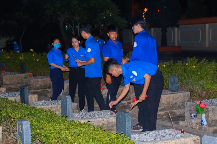 Các bạn trẻ thắp nến tri ân và dâng hương tại các phần mộ liệt sĩ.