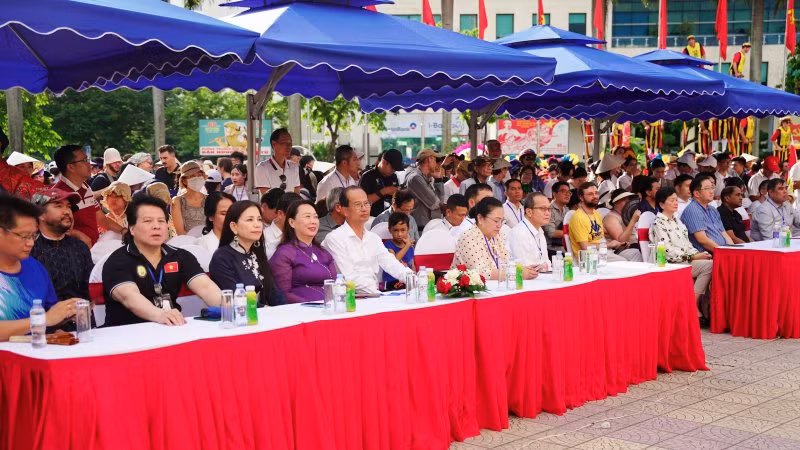 Lãnh đạo tỉnh, thành phố và các ban, ngành cùng đông đảo du khách và người dân địa phương tham gia khai mạc lễ hội. Lãnh đạo tỉnh, thành phố và các ban, ngành cùng đông đảo du khách và người dân địa phương tham gia khai mạc lễ hội.