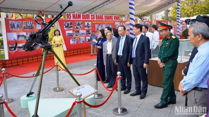Các đại biểu cùng đông đảo cán bộ đảng viên tham quan không gian trưng bày.